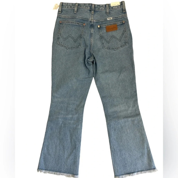 Wrangler Wrock 692 NWT size 26 frayed flare bottom. Slight crop - Picture 2 of 8